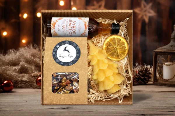 Zestaw Świąteczny - Miodowa święca, Herbata i Syrop - Twój projekt, twoje logo - Wzór 3 - Renifer wśród gwiazd