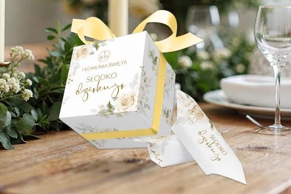 Krówki w pudełeczku - Podziękowanie na Komunię - Białe róże